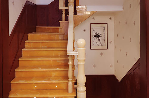 五华中式别墅室内汉白玉石楼梯的定制安装装饰效果